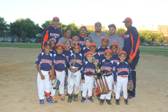 CAMPEONES DIVISION BAMBINO Los Raiders de Peggy Guzmán, conquistó el título de campeón en la division de 4-6 años en la Liga Rolando Paulino. (Foto Martín Zapata).