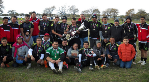 Dirigentes, jugadores y fan&aacute;ticos del Deportivo Cotixan que logr&oacute; vencer a un 'aguerrido' Luis Angel Firpo F.C., en los penaltis para retener el t&iacute;tulo y tambi&eacute;n conquistar el bicampeonato en la Liga Mexicana Diaz de F&uacute;tbol Soccer. (Foto: Buki Chapin). 