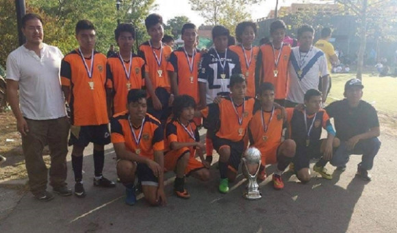 Jugadores y dirigentes del Deportivo San Marcos que venci&oacute; al Deportivo Santana en la definici&oacute;n por penaltis para conquistar el campeonato en la categor&iacute;a U-15, en la Chapina Youth Soccer League. (Foto: Buki Chapin).