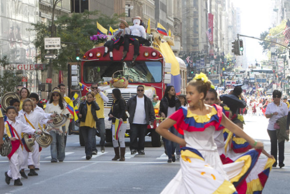La comunidad latina en Nueva York llevó sus bailes, música y tradiciones a la famosa Quinta Avenida de Nueva York para celebrar con orgullo, una vez más, el tradicional Desfile de la Hispanidad.