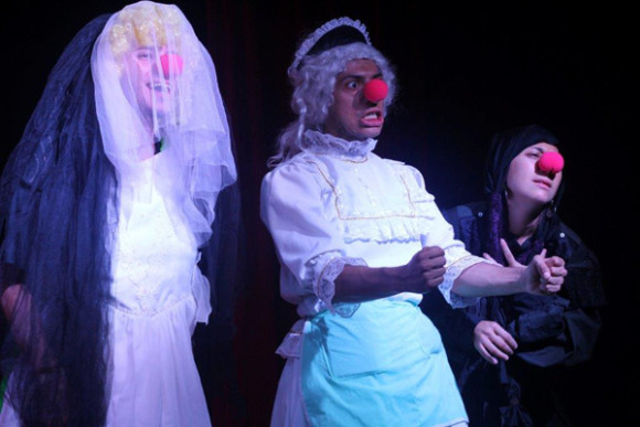 Jeremy Abello, Juan Sebasti&aacute;n L&oacute;pez y Celeste Robledo, en "La casa clown de Bernarda Alba".
