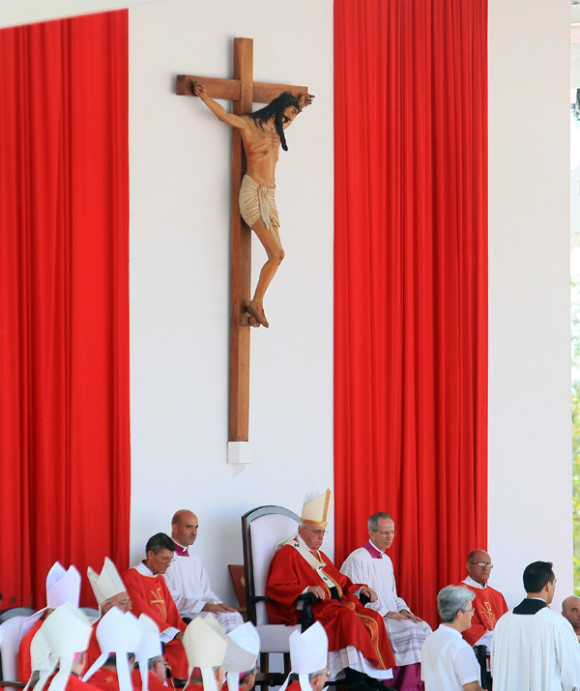 El papa Francisco oficia una misa desde la Plaza de la Revoluci&oacute;n, el lunes 21 de septiembre de 2015, en Holgu&iacute;n (Cuba) como parte de su programa de actividades eclesi&aacute;sticas en el marco de su visita. 