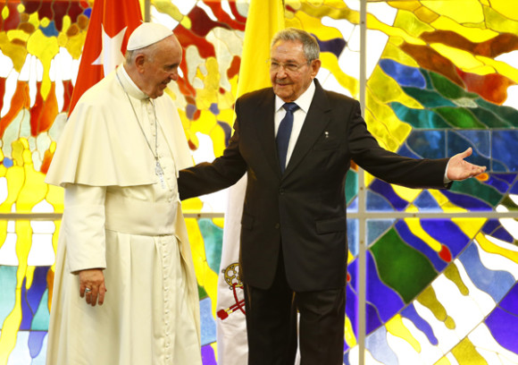 El presidente de Cuba, Ra&uacute;l Castro (d), se re&uacute;ne con el papa Francisco, el 20 de septiembre de 2015, en el Palacio de la Revoluci&oacute;n de La Habana.