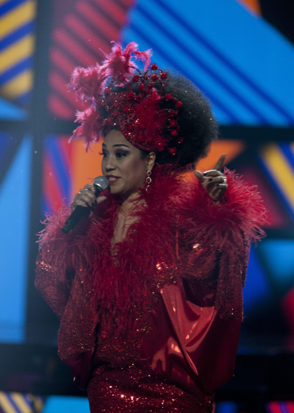 Aymee Nuviola participa en un tributo a Celia Cruz durante la ceremonia de los Latin American Music Awards.