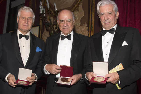 De izquierda a derecha, el duque de Alba, Carlos Fitz James-Stuart, el presidente del BBVA, Francisco Gonz&aacute;lez, y el premio Nobel de Literatura, Mario Vargas Llosas, posan tras recibir la medalla Sorolla con que la Hispanic Society of America distingue a quienes contribuyen a difundir la cultura y el arte en el &aacute;mbito hispano.