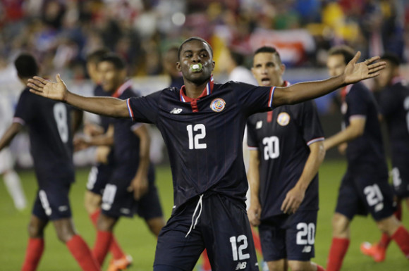El delantero costarricense Joel Campbell celebra después de anotar un gol durante un partido amistoso entre Estados Unidos y Costa Rica en la Red Bull Arena de Harrison, Nueva Jersey.