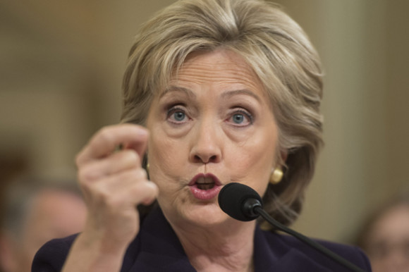 Las once horas que Hillary Clinton pas&oacute; el jueves pasado testificando en el Congreso apuntalaron la buena racha que atraviesa la ex secretaria de Estado, con un alza en las encuestas y la v&iacute;a a la nominaci&oacute;n dem&oacute;crata casi despejada tras la renuncia a presentarse del vicepresidente de EE.UU., Joe Biden.  