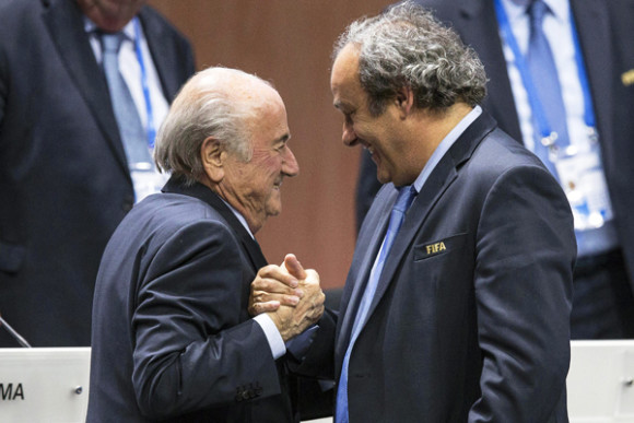 El presidente de la FIFA, Joseph Blatter (i), junto al presidente de la UEFA, Michel Platini (d).