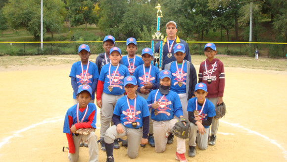 Integrantes de la escuadra de la academia Corporán King que conquistó el título de campeón en la división Pee Wee. Raffi Nunez fue el dirigente campeón.