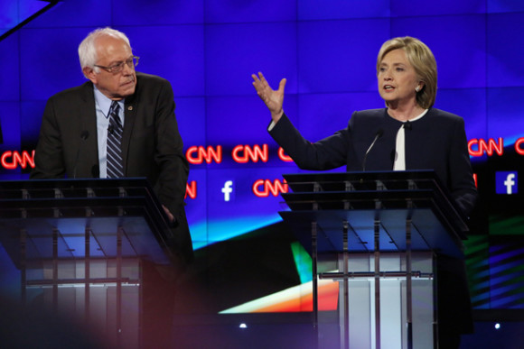 El senador de Vermont Bernie Sanders (i) y la exsecretaria de Estado Hillary Clinton (d) durante el debate presidencial Dem&oacute;crata en Wynn en Las Vegas, Nevada. Hillary Clinton es la clara favorita para ganar la nominaci&oacute;n dem&oacute;crata con solo Bernie Sanders como serio contendiente.