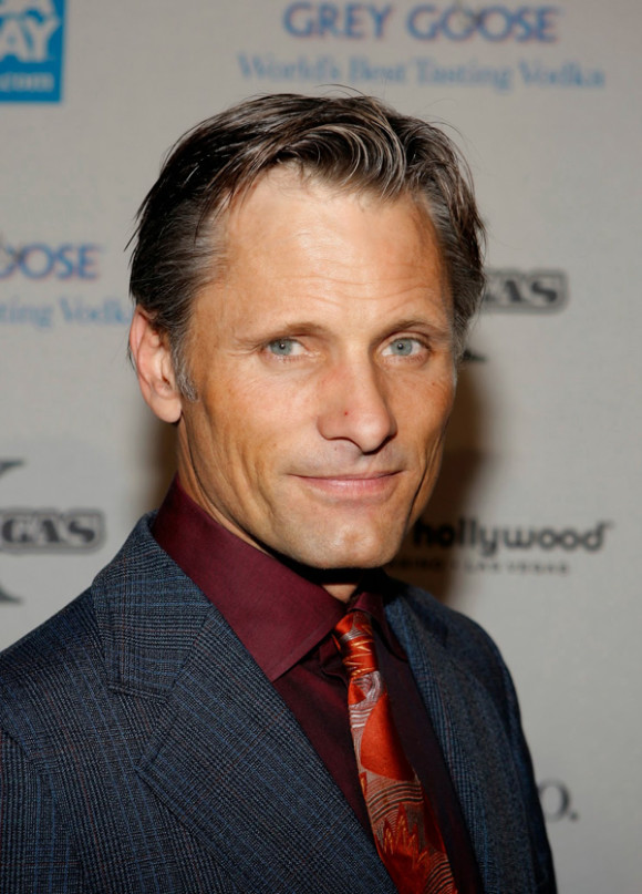 Viggo Mortensen nacido Nueva York y criado en Argentina, es uno de los actores m&aacute;s vers&aacute;tiles pero ante todo un genio creativo en &aacute;reas culturales diversas y su labor m&aacute;s loable es el apoyo a los artistas emergentes a nivel global.