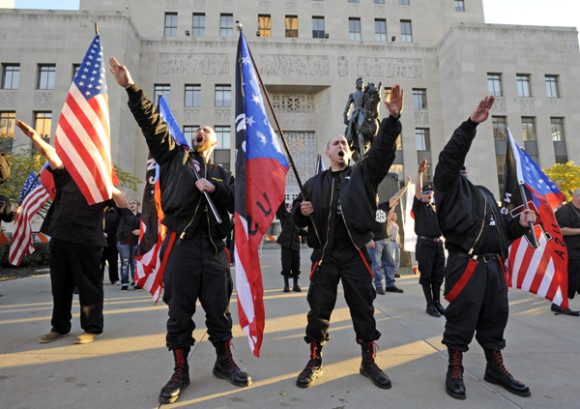Miembros del movimiento Salute durante un acto neonazi ante los juzgados de Jackson County, en Kansas City.