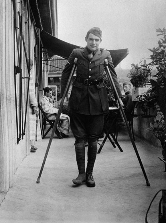 Retrato de Ernest Hemingway con su uniforme militar en Mil&aacute;n, Italia, cuando en 1918 sirvi&oacute; en el ej&eacute;rcito como chofer y fue herido. La pieza pertenece a la Colecci&oacute;n de la Biblioteca y Museo Presidente John F. Kennedy