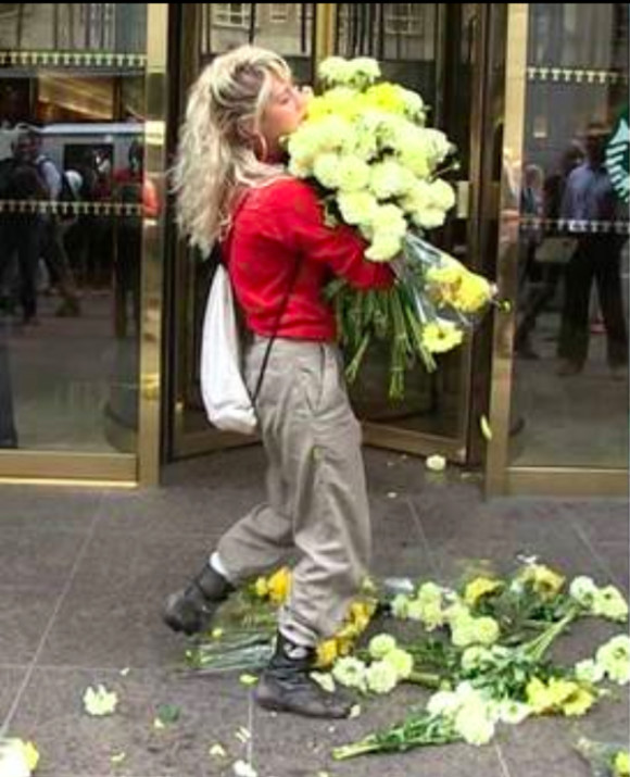 Finalmente guardias de seguridad de Donald Trump salieron y confiscaron las flores que llevaba Estepanie Mercades en su intento por conmover al racista millonario.