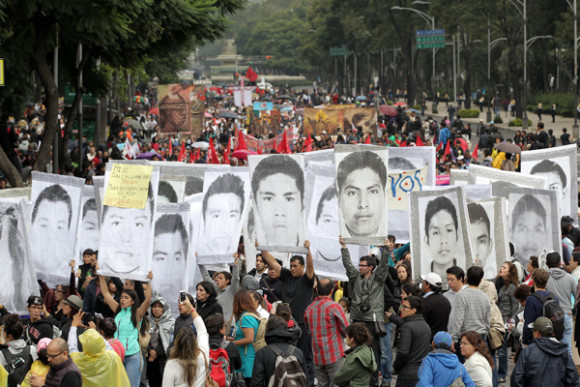 Miles de personas se manifestaron el sábado 26 de septiembre de 2015, en calles de la Ciudad de México para recordar el aniversario de la desaparición de 43 estudiantes de la Escuela Normal Rural de Ayotzinapa.