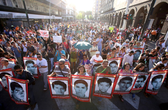 Miles de personas marcharon el sábado 26 de septiembre de 2015, en calles de Guadalajara, México para recordar el aniversario de la desaparición de 43 estudiantes de la Escuela Normal Rural de Ayotzinapa.