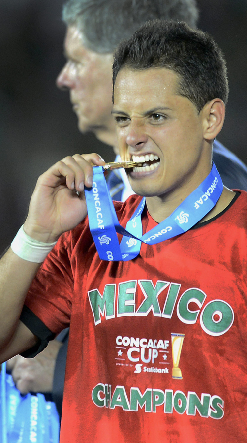 'Chicharito' Hernández celebra la victoria.