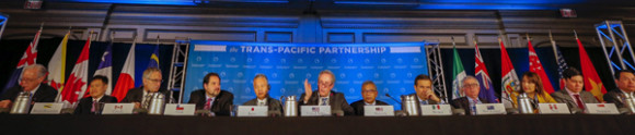 Los representantes de doce pa&iacute;ses del Pac&iacute;fico, incluyendo a Estados Unidos, tras alcanzar un acuerdo para el m&aacute;s ambicioso pacto comercial jam&aacute;s logrado, que representa el 40 % de la econom&iacute;a mundial. 