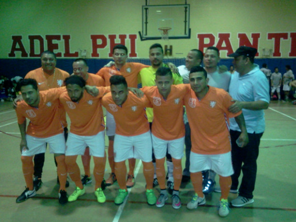 Jugadores y dirigentes del Corinto F.C. que sorprendieron derrotando al Corazón de María, actual campeón en la Brooklyn Champions League. (Foto: Buki Chapin)
