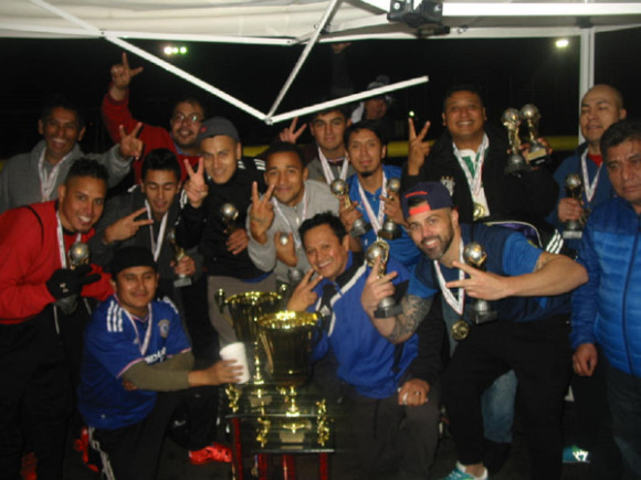 Los integrantes del Borussia que conquist&oacute; el doble campeonato en la serie "A" y en la serie "B" de la Liga Ecuatoriana de F&uacute;tbol. Entre ellos su DT, Roberto Rivera (lado derecho de los trofeos) y Don Luis Saquicili extremo derecho), m&aacute;ximo dirigente de la Liga. (Foto: Buki Chapin)