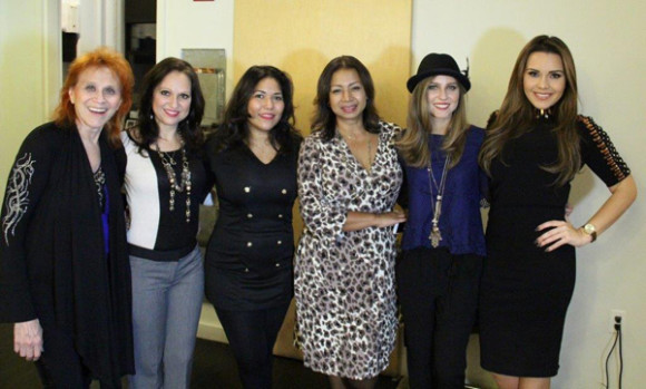 Dr. Judy Kuriansky, Susan Rybin, Julia Carias, Meiling Mac&iacute;as-Toro, Sophia Ang&eacute;lica y Evi Siskos.