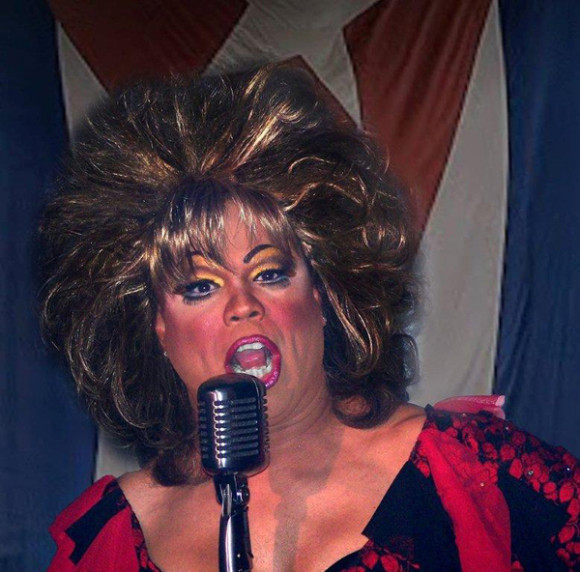 Josean ortiz interpretándo al travesti cubano La Ceci.