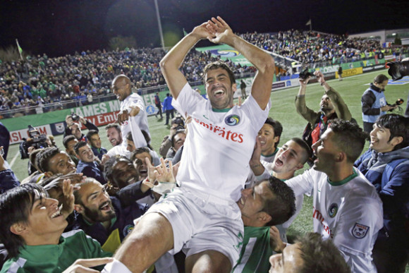 Ra&uacute;l (C) celebra con sus compa&ntilde;eros de equipo el triunfo, tras derrotar al Ottawa Fury FC 3-2 en el campeonato North American Soccer League (NASL) en Hempstead, Nueva York.