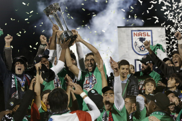 Ra&uacute;l (C) celebra con sus compa&ntilde;eros de equipo el triunfo, tras derrotar al Ottawa Fury FC 3-2 en el campeonato North American Soccer League (NASL) en Hempstead, Nueva York.