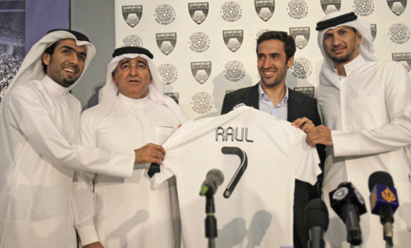 El delantero espa&ntilde;ol Ra&uacute;l Gonz&aacute;lez (2d) posa con la camiseta del club catar&iacute; Al-Sadd acompa&ntilde;ado de algunos de sus directivos tras firmar por dos a&ntilde;os el 13 de mayo de 2012 en Doha (Catar). 