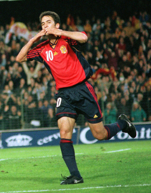 El jugador de la seleccion espa&ntilde;ola Ra&uacute;l celebra uno de los goles que consigui&oacute; ante Autria durante el partido clasificatorio para la Eurocopa jugado en Valencia. 