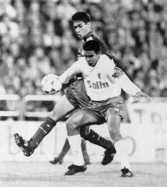 El jugador del Real Zaragoza, C&aacute;ceres, disputa un bal&oacute;n con el jugador del Real Madrid, Ra&uacute;l Gonz&aacute;lez Blanco, durante el encuentro de Liga de Primera Divisi&oacute;n disputado entre los dos equipos. Este fue el primer partido de Ra&uacute;l en la divisi&oacute;n de honor espa&ntilde;ola. 
