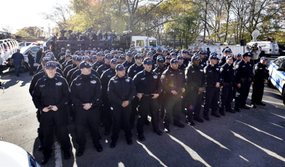 Miembros del Comando de Respuesta Crítica (CRC) del Departamento de Policía de la Ciudad de Nueva York por primera vez patrulla en Nueva York y hace parte de los esfuerzos para responder contra el terrorismo en la ciudad.