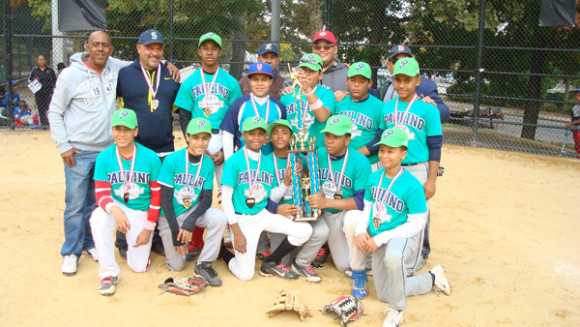 CAMPEONES INFANTIL. Integrantes de la novena Julio Díaz Stars, conquistaron la corona tras vencer a los Cyclones de Danny Lez.