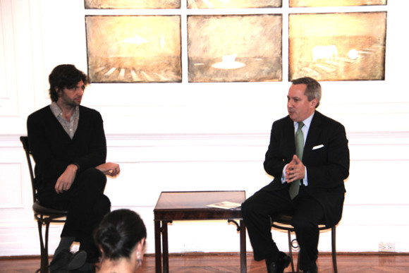 El artista Ernesto Morales (Izq.) y el el Hon. Eduardo Almirantearena, C&oacute;nsul General Adjunto de Argentina en Nueva York, quien dirigi&oacute; la charla en la cual se conocieron detalles del proceso creativo del famoso pintor.