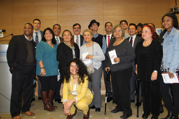 Los hijos de los veteranos dominicanos de la II Guerra Mundial, viajaron desde Carolina del Norte y Connecticut para asistir a la inauguraci&oacute;n de la hist&oacute;rica muestra y posan junto a los oficiales electos dominicanos Hon. Concejal Fernando Cabrera y Hon. Senador Adriano Espaillat, con la Dra. Ramona Hern&aacute;ndez, Directora del Instituto de Estudios Dominicanos de CUNY.