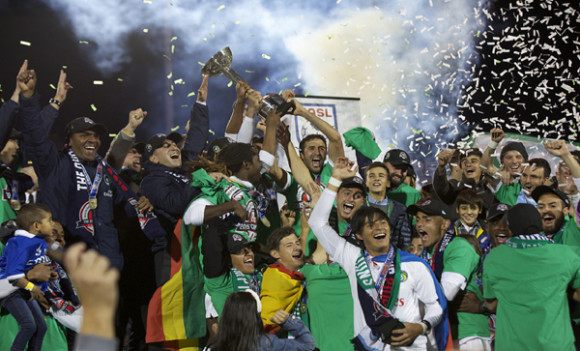 Así fue como jugadores y suplentes del New York Cosmos festejaron la conquista del campeonato 2015, en la NASL. (Fotos: Cathy Lojo y Ramiro Ocacio)