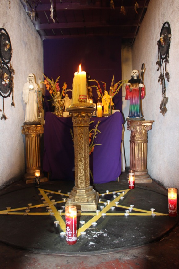Los expertos coinciden en que la gran popularidad de la Santa Muerte, incluso entre los fieles católicos, se debe a que se le atribuyen milagros que superan los realizados por figuras tan importantes entre los mexicanos como San Judas Tadeo o la Virgen de Guadalupe.