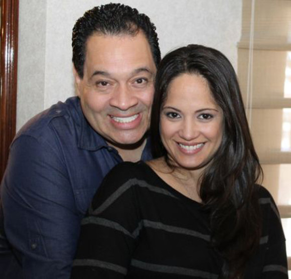 Tito Nieves con su prometida Jeanette.