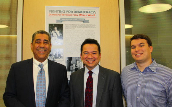 El Senador Estatal Adriano Espaillat, primero de Izq. a Der. junto al hijo y nieto de Antonio Claudio Mart&iacute;nez, cuya informaci&oacute;n consta en el panel, quien luego de su servicio militar se dedic&oacute; a la abogac&iacute;a, al igual que sus descendientes. El Senador Espaillat agradeci&oacute; p&uacute;blicamente al Antonio Mart&iacute;nez Veterano porque como abogado fue quien tramit&oacute; su residencia en este pa&iacute;s, de lo cual dijo la consecuencia es que hoy pueda ser parte del gobierno estatal.