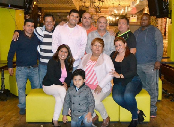 Esta es la nueva Junta Directiva de la Uni&oacute;n de Ligas Latinas que regir&aacute; los destinos del campeonato interligas de indoor f&uacute;tbol 2015-16 que arrancar&aacute; este domingo en el 'hogar' de la Liga Cristo del Consuelo en Brooklyn. Entre ellos Henry Chavez, reelecto presidente por su excelente trabajo el a&ntilde;o pasado; Wilson Manrique, vicepresidente; Manuel Ramones, secretario general; Karina Chevez, secretaria y Diana Vazquez, tesorera. (Foto Cortes&iacute;a: ULL)