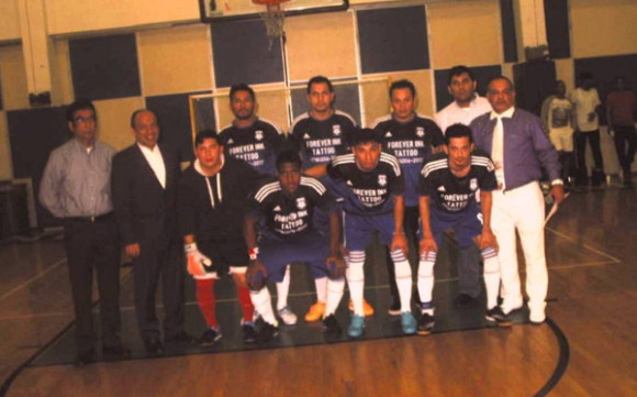 Integrantes del Borussia que fue elegido como el equipo 'Mejor Presentado' en la inauguraci&oacute;n del torneo interligas de la Uni&oacute;n de Ligas Latinas. Acompa&ntilde;ados desde la izquierda por Abdon Calderon; el Licenciado Jorge Lopez, Consul General del Ecuador en New York y en el extremo derecho el Sr. Henry Chavez, presidente de la Liga Cristo de la Consuelo y presidente reelecto de la ULL. 