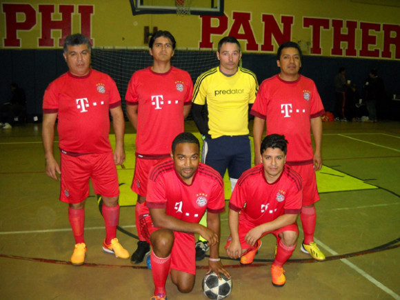 El sexteto del Mexicana Express con su m&aacute;ximo dirigente Oscar Macareno "Chayote" (extremo izquierdo), participando en el campeonato de la Brooklyn Champions League. (Foto: Buki Chapin)