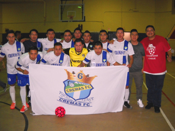 Los Cremas F.C. que venci&oacute; en casa al visitante Alianza en el torneo interligas organizado por "Chunta Zuazo y la Pelota". Con ellos en el extremo derecho, Washington Diaz, presidente/fundador de la Brooklyn Champions League. (Foto Buki Chapin)