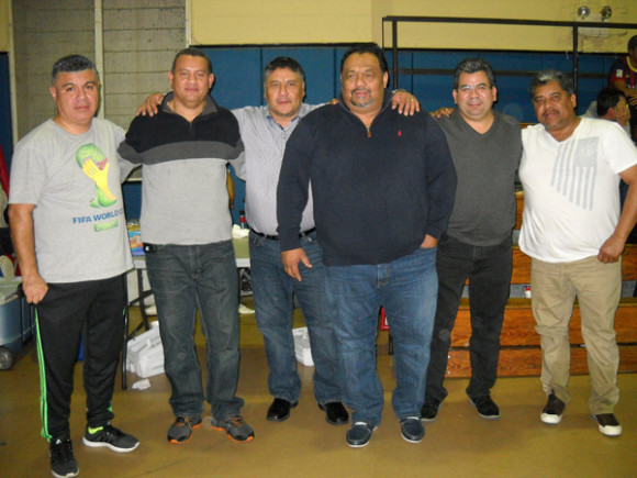 Una 'lujosa' visita presidencial en el reducto deportivo de la Brooklyn Champions League; entre ellos, Danilo Zavala, presidente de la Liga Maya de F&uacute;tbol (tercero desde la izquierda) y Marvin "Ka, K&aacute;" Estrada, presidente de Liga de F&uacute;tbol Guatemala; con ellos Oscar Macareno "Chayote" y Arlington Echeverria, entre otros. (Foto: Buki Chapin) 