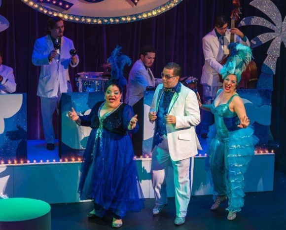 Jeannie Sol, Mario Mattei y Lina Sarrello en "La Gloria, un cabaret latino".