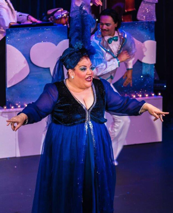 Jeannie Sol encarna a La Gorda en "La Gloria, un cabaret latino".