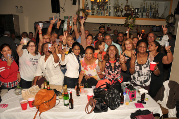 Socios celebrando el triunfo de Milagros Vasquez.