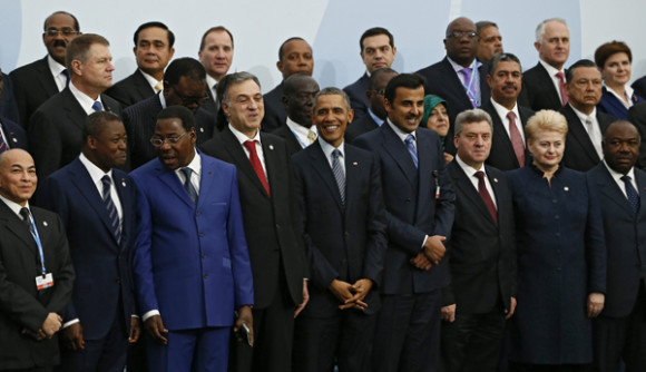 L&iacute;deres mundiales reunidos en el inicio de una conferencia sobre clima de Naciones Unidas en Par&iacute;s guardaron un minuto de silencio para recordar a los fallecidos en los &uacute;ltimos ataques en la capital francesa, Beirut, Bagdad, T&uacute;nez y Mali. El presidente franc&eacute;s, Fran&ccedil;ois Hollande (centro), posa junto a otros l&iacute;deres durante la foto de familia en la inauguraci&oacute;n de la cumbre sobre el cambio clim&aacute;tico COP21 celebrado en Le Bourget cerca de Par&iacute;s, Francia. Un total de 184 pa&iacute;ses han presentado programas nacionales para limitar las emisiones causantes del efecto invernadero.