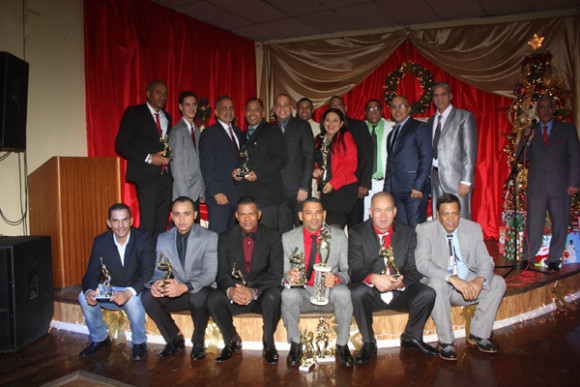  Integrantes de la novena Los Duros, posan durante su tradicional encuentro navide&ntilde;o, distinci&oacute;n a sus mejores jugadores y celebraci&oacute;n de sus 15 a&ntilde;os de fundaci&oacute;n.