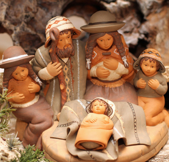 Adem&aacute;s de los dulces y golosinas que la tradici&oacute;n europea traspas&oacute; a Am&eacute;rica, con sus turrones, polvorones, mazapanes, peladillas, pi&ntilde;ones, nueces, colaciones, etc. un elemento unificador de la Navidad Latinoamericana es el Pesebre o Nacimiento, de origen italiano.